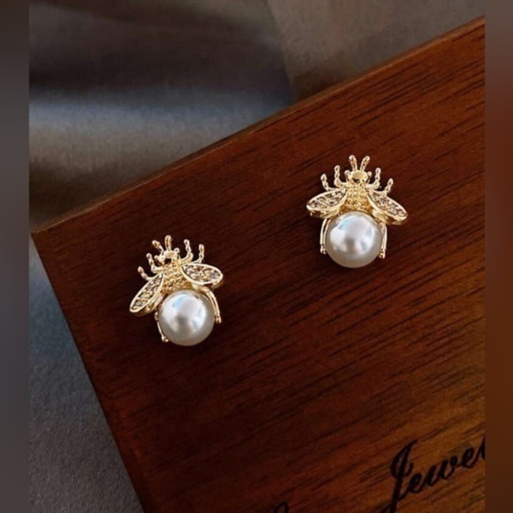 ✨NWT Bee Shaped Imitation Pearl Mini Elegant Stud Earrings